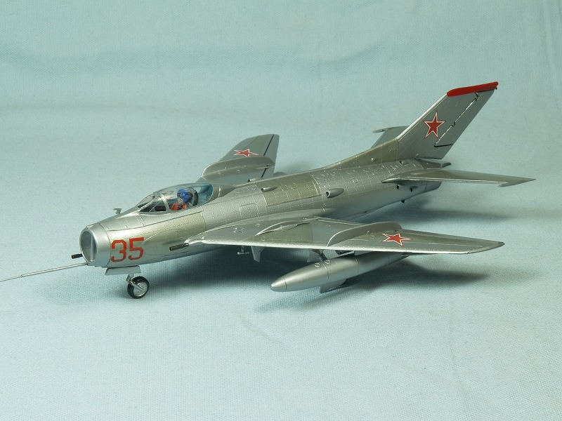 MiG-19_LUF.jpg(134224 byte)